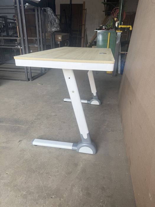 Zamonaviy kompyuter stoli-120x60. Uy va ofis uchun qulay.