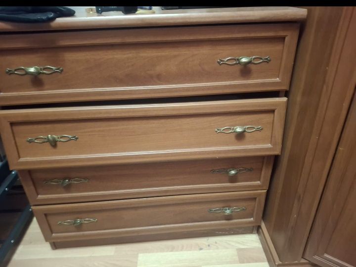 Срочно продам Шифоньер и комод