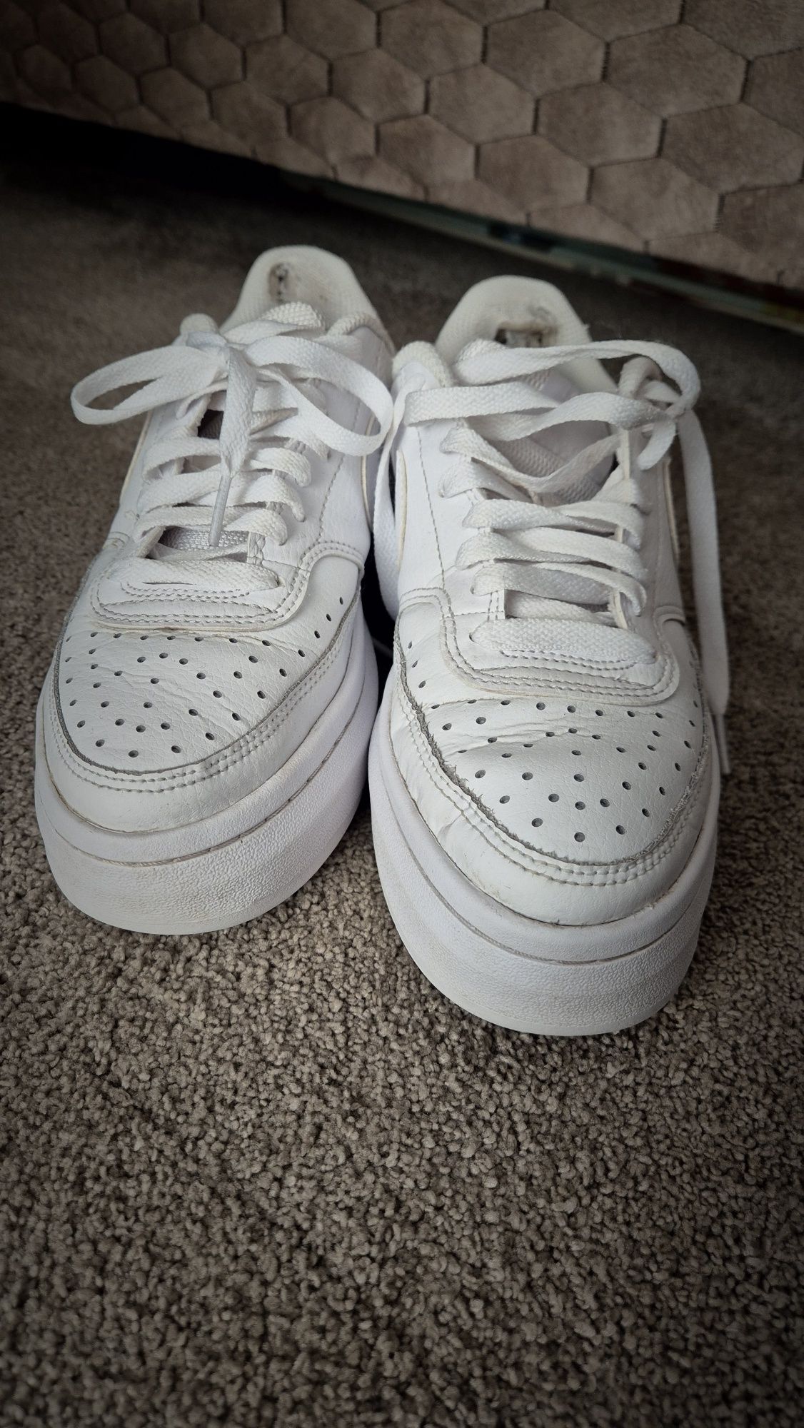 Бели кецове Nike