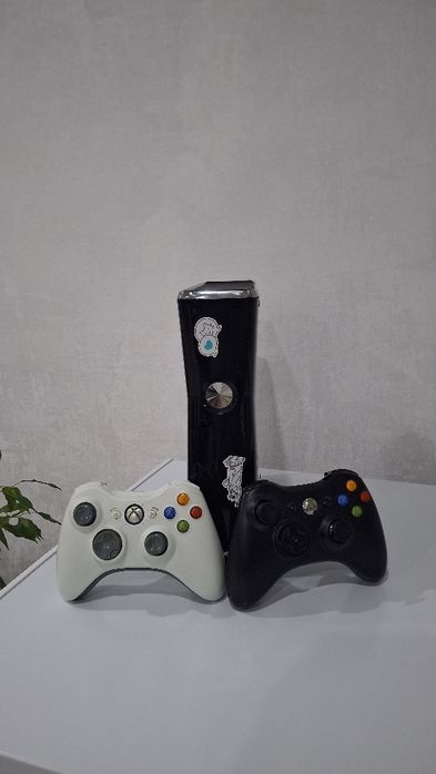 Продам xbox оригинальный  с джостиками