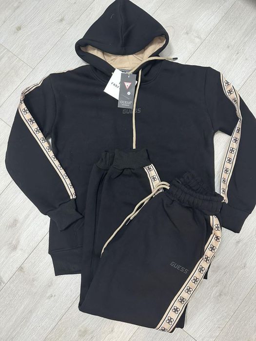 Нов модел дамски ватиран екип Guess