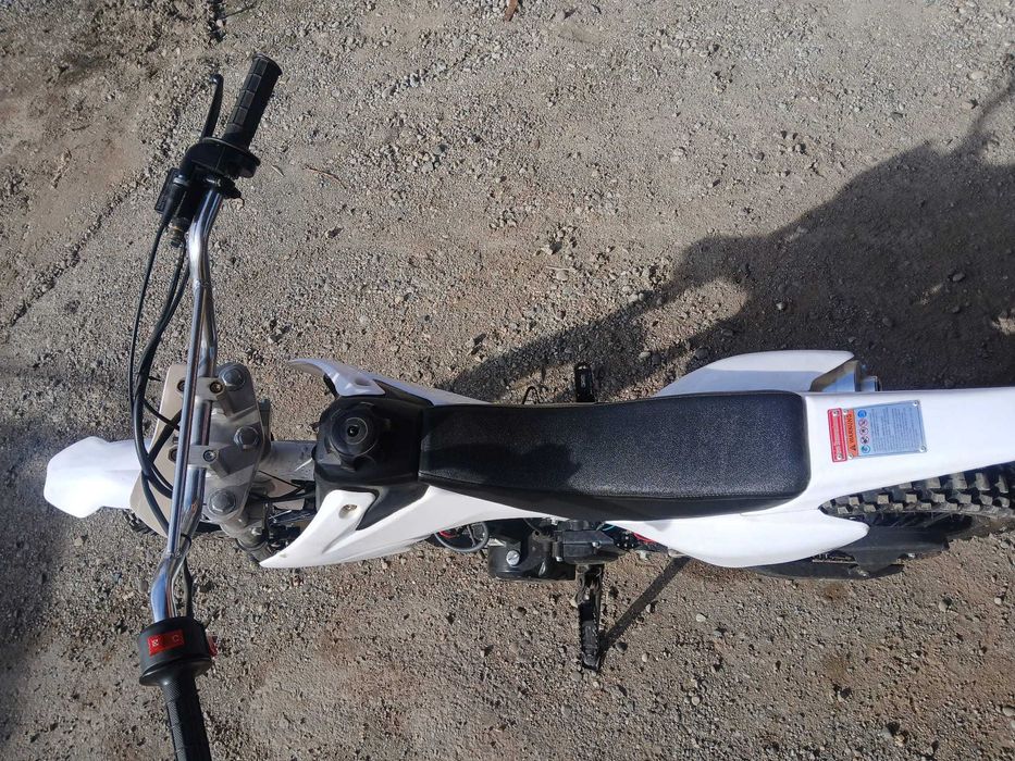 Motorcicleta cross 4 timpi, pornire electric.