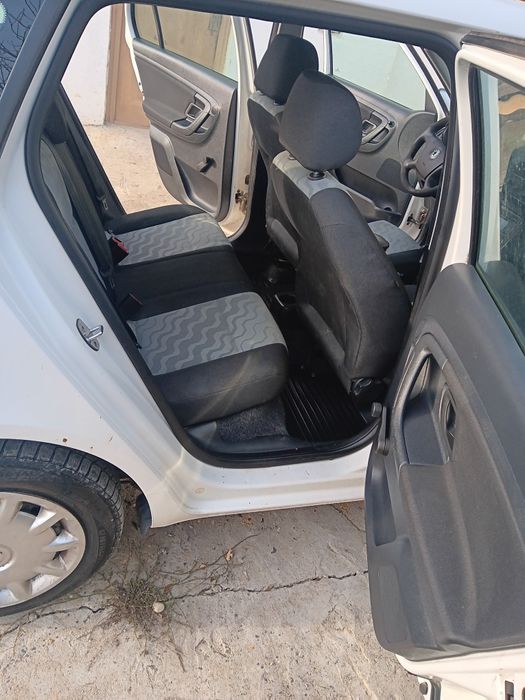 Vând skoda fabia 2010