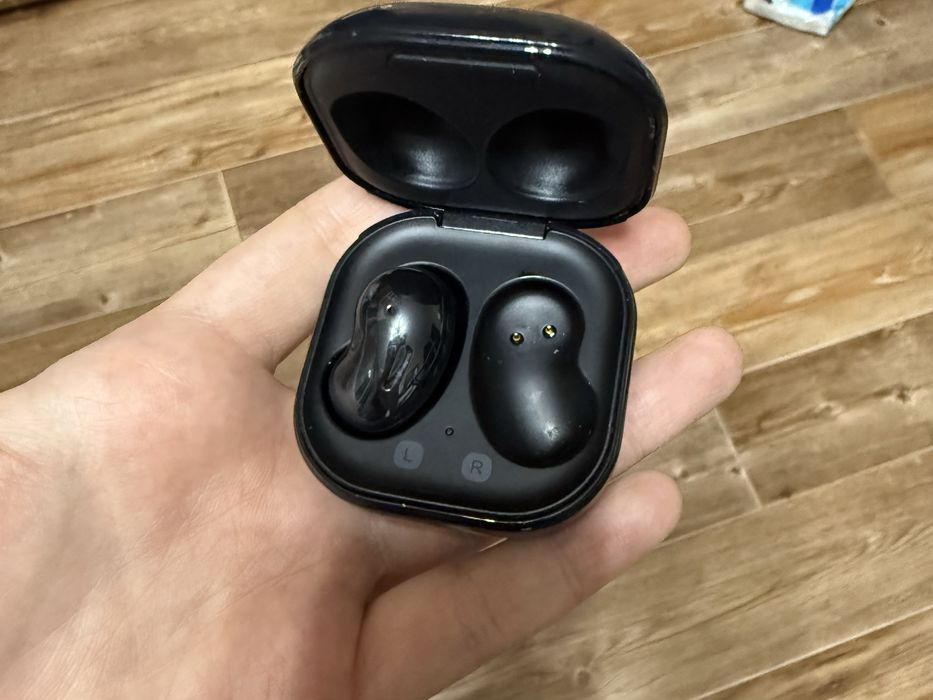 Продам чехол от наушников Samsung Galaxy Buds Live.