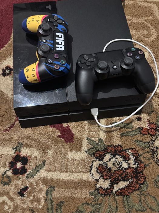 Playstation 4 в хорошкм состояние
