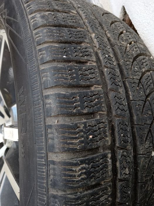 Se vinde jante ford mustang 235/50 R19 anvelope M+S Nokian