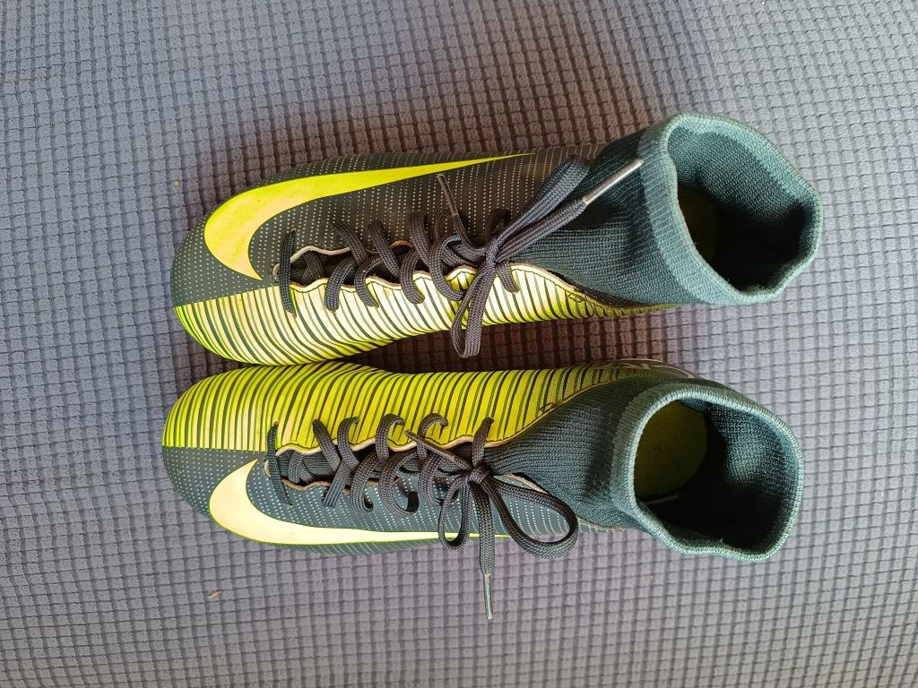 Vând pantofi fotbal Nike Mercurial