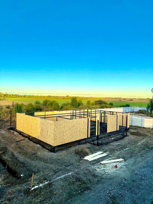 Vand casa pe structura metalica  de locuit