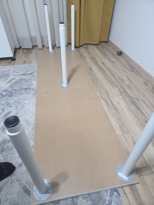 Birou culoare alb Ikea.  Dimensiune 200cm lungime x 60 cm  lățimea