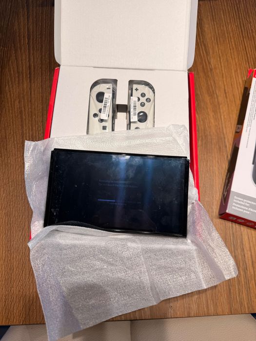 Nintendo Switch + Accesorii - Stare Excelentă
Nintendo Switch 15h