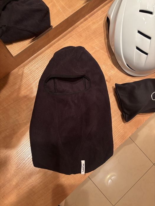 Каска, очила и маска за ски/сноуборд.