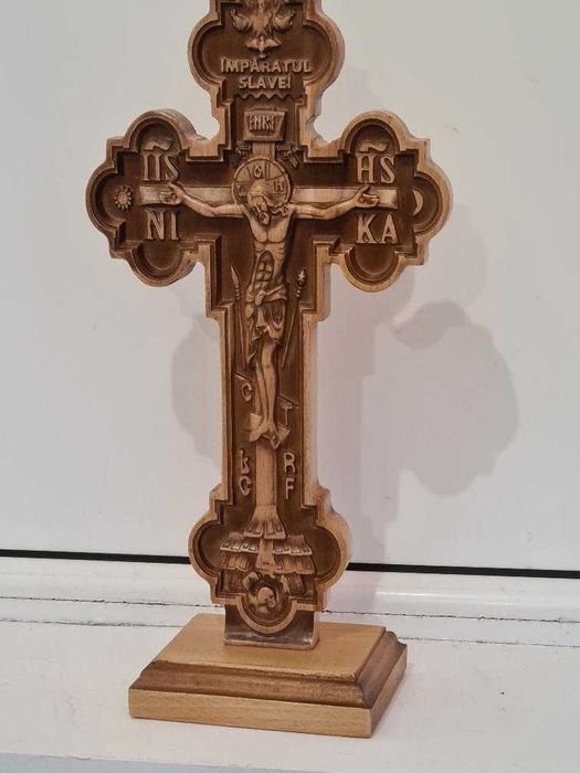 Cruce Lemn cu Postament Relief 3 D
