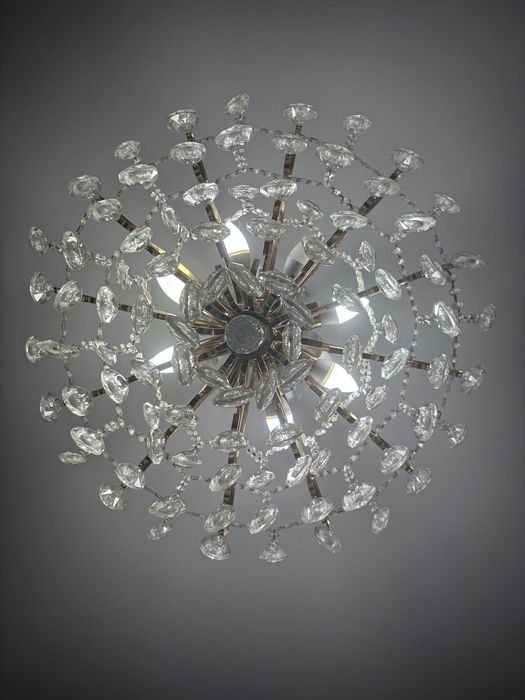 Люстра для зала в хорошем состоянии