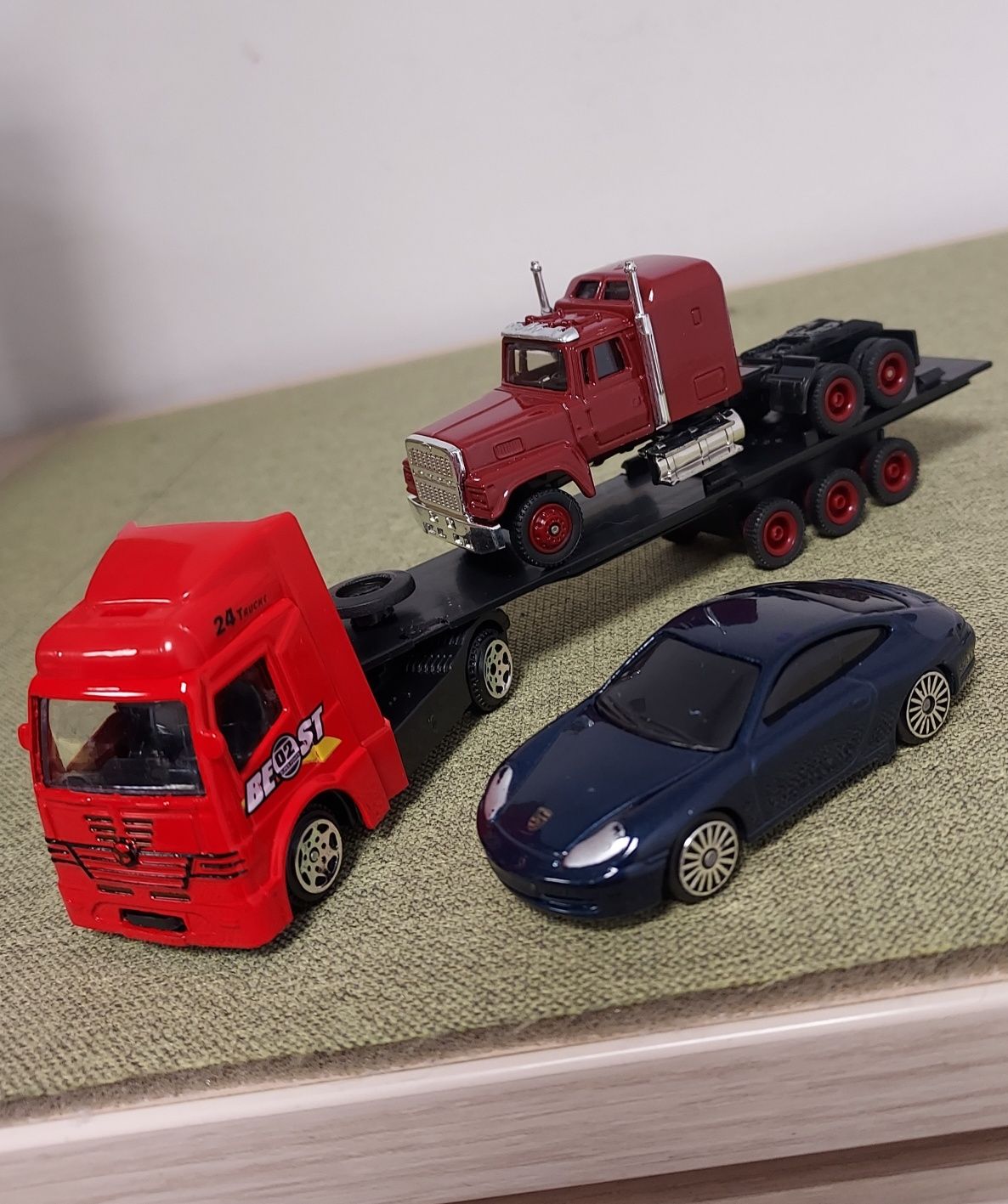 Macheta camion Ford+Mercedes B+remorca+masinuta Porsche-Maisto-jucarii