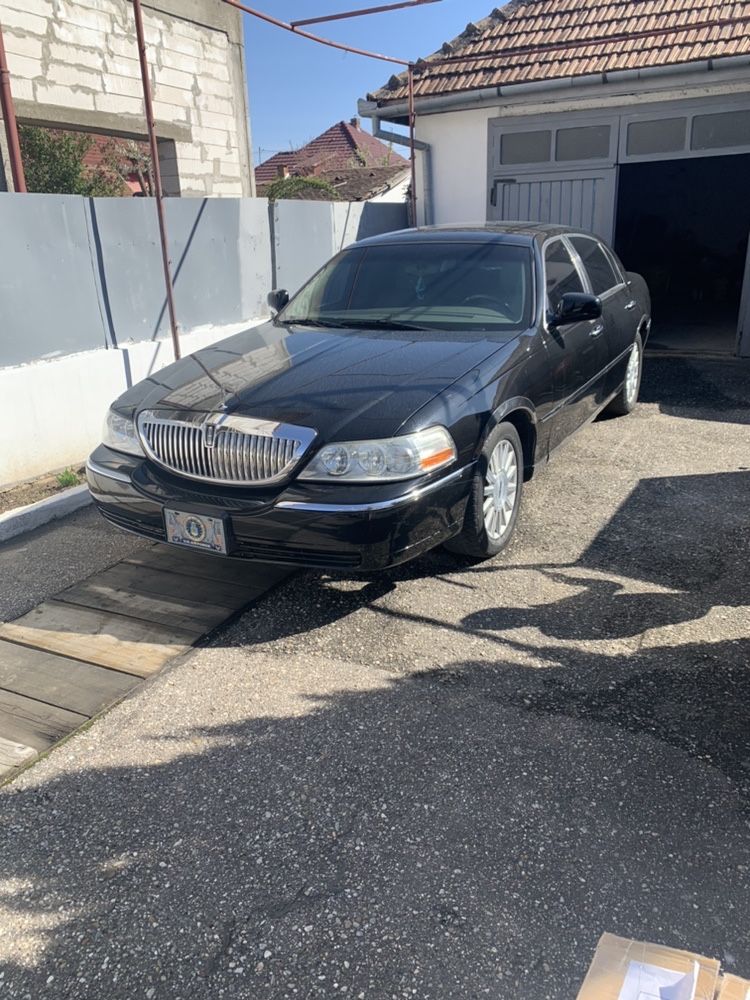 Lincoln 2004 V8 sedan