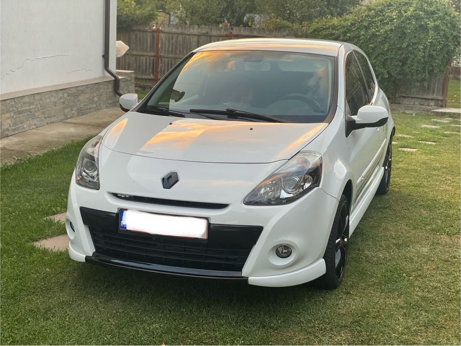 Renault Clio GT.