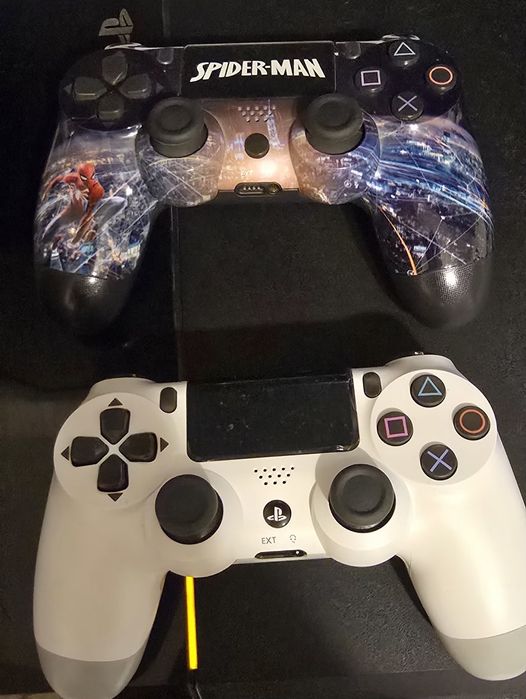 PlayStation 4 cu 2 controlere