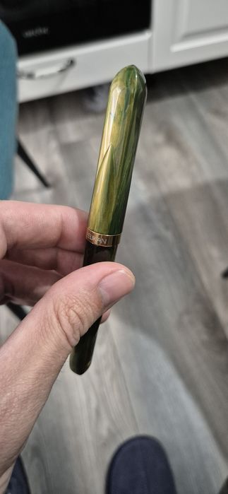 Rollerball stilou Pelikan  rar – rășină verde-marmorat, accesorii pla