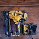 Pistol cuie dewalt dcn660 + incarcator și 3000 de cuie