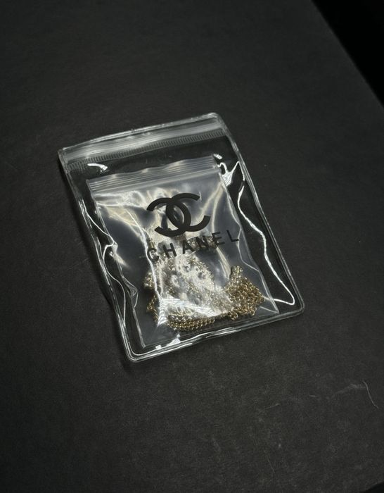 Brosa Chanel cu perle si pietre