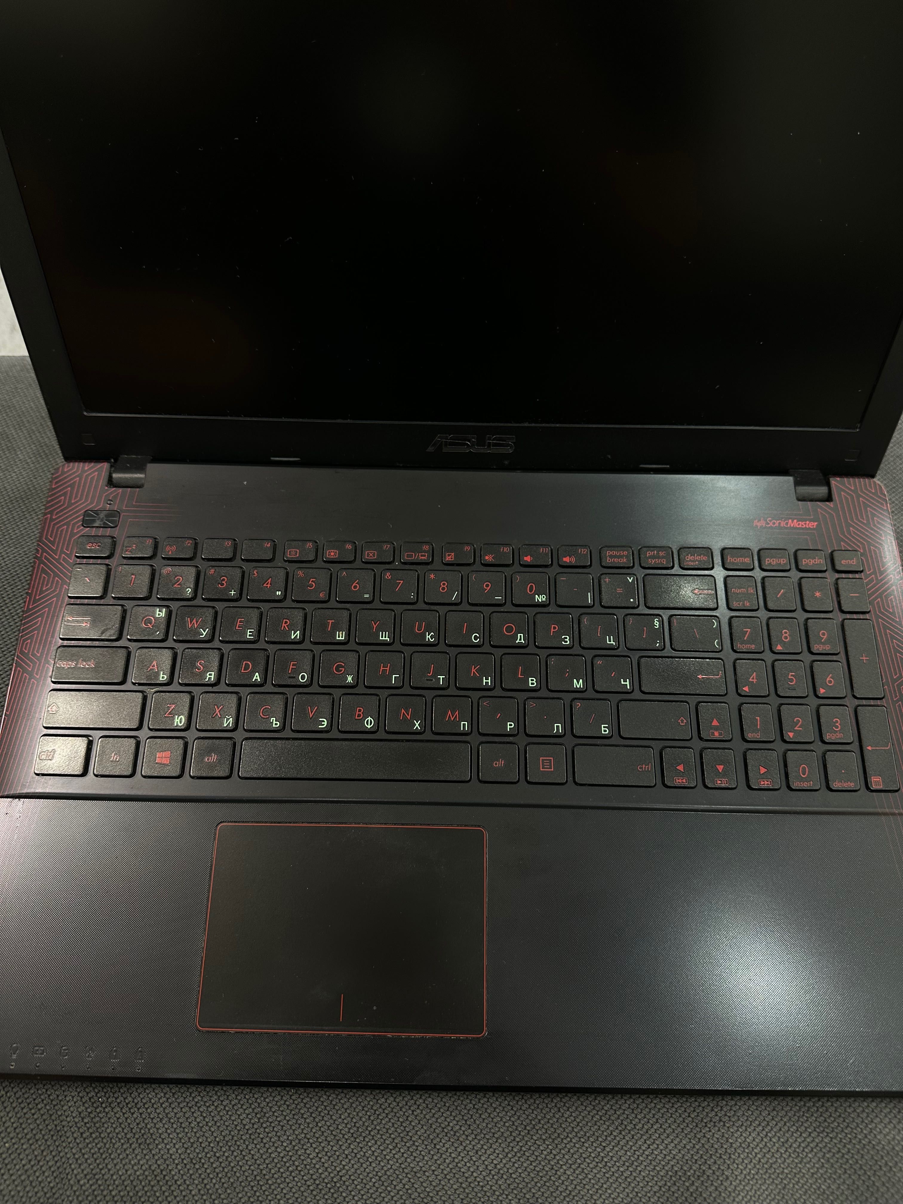 8 ядрен лаптоп Asus подходящ за игри