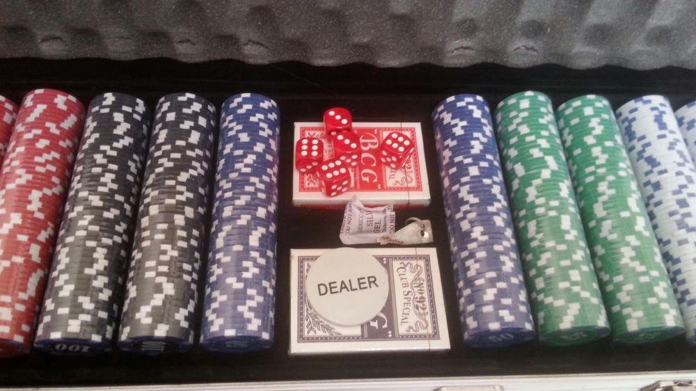 Set poker cu jetoane imprimate. 500 buc. 11g. Cutie Al. Nou!
