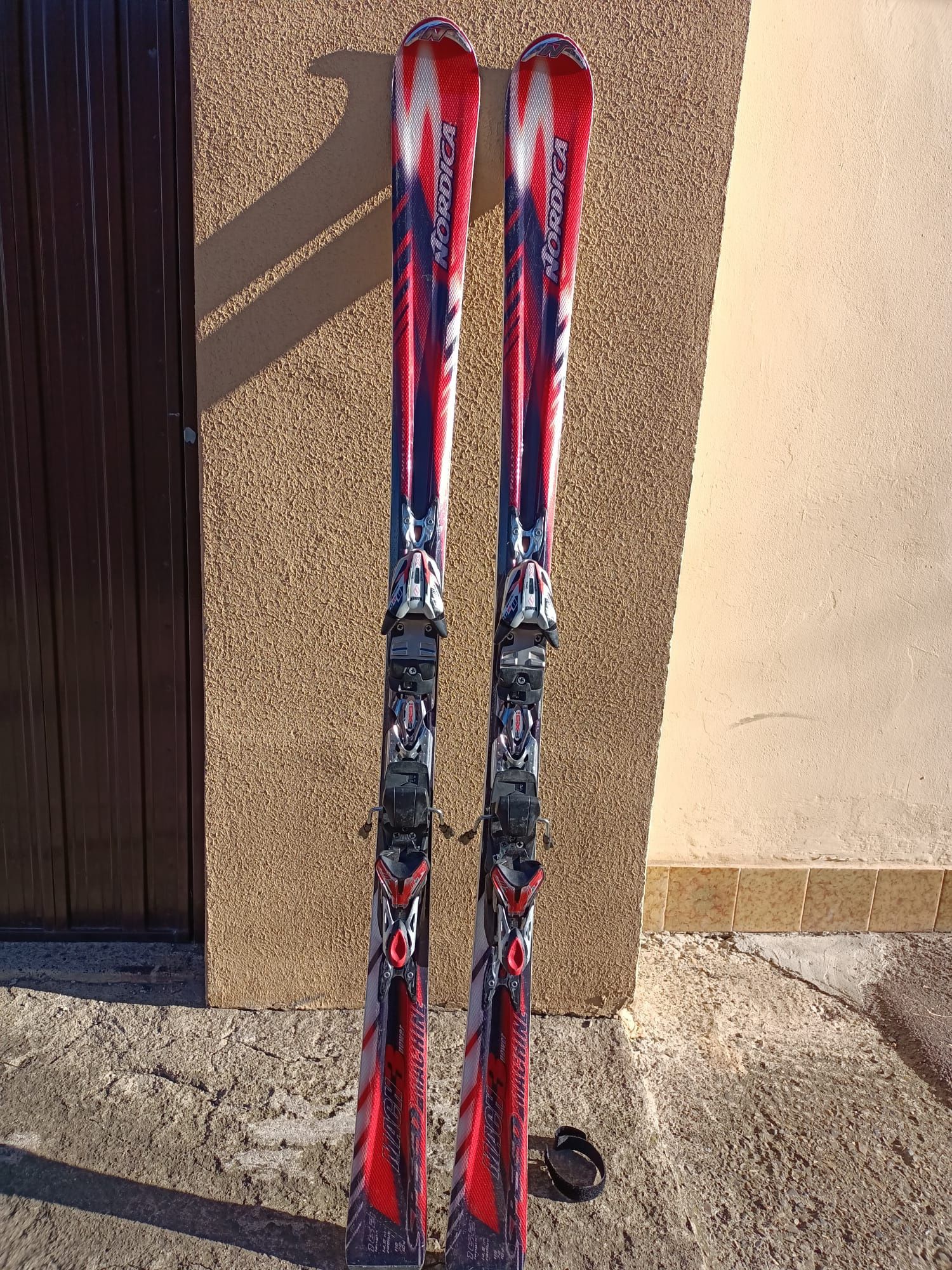 Set complet schiuri de vânzare. 162 cm lungime SKI