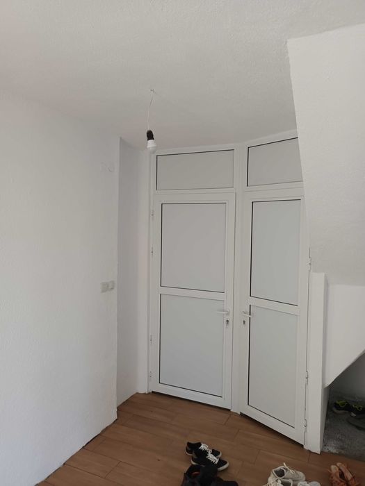 Продавам Еднофамилна  3 етажна  къща