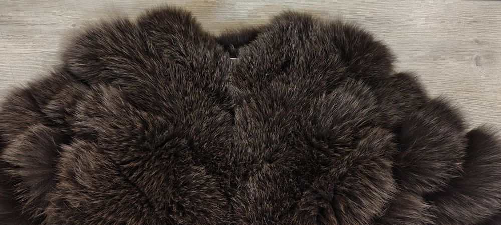 Haina blana culoare maro