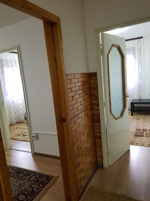 Inchiriez in regim hotelier apart. cu 3 cam. la parter in zona central