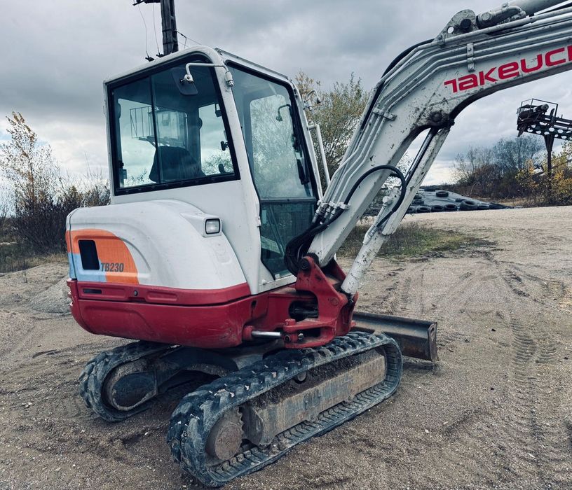 Vând miniexcavator Takeuchi 230