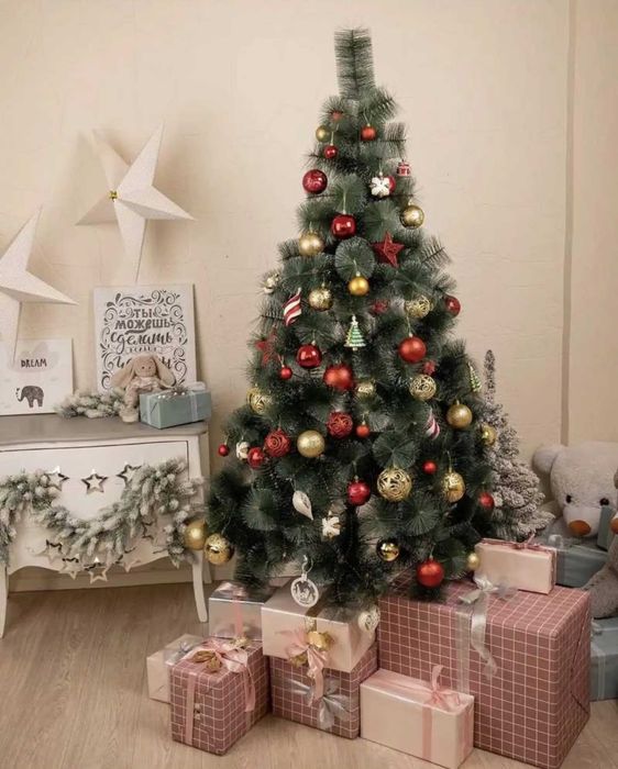 Изкуствена коледна елха с кръстата стойка и бели връхчета