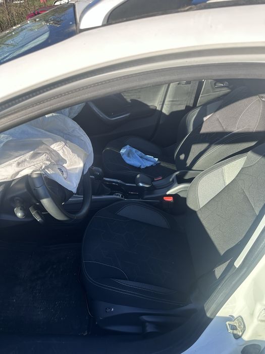 Peugeot 2008 lovit față, se vinde exact cum arată, preț negociabil.