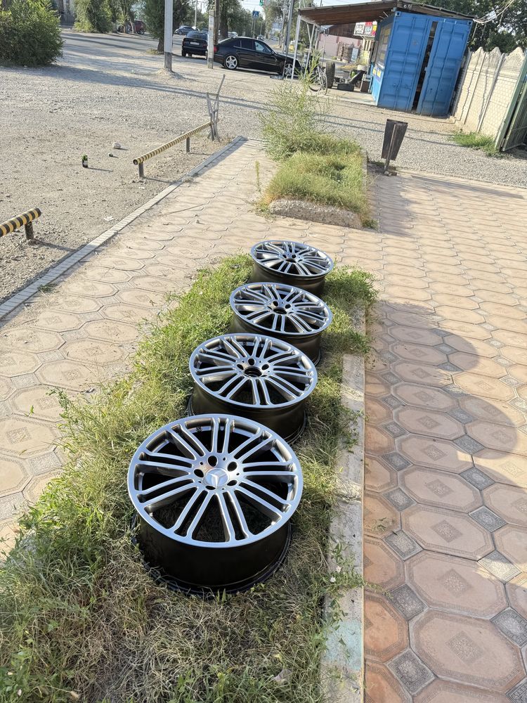 Диски в отличном состояние оригенальные r19
