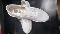 Vând pantofi albi noi