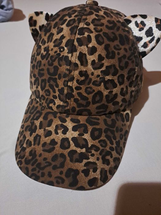 Шапка с козирка и ушички