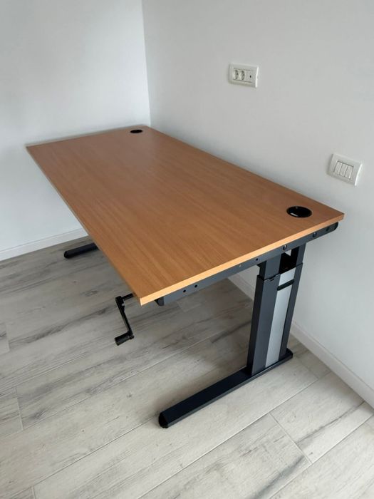 Vand birou reglabil pe inaltime