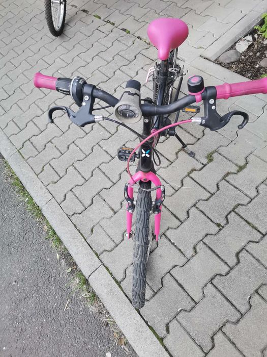 Bicicleta fete roz cu negru.