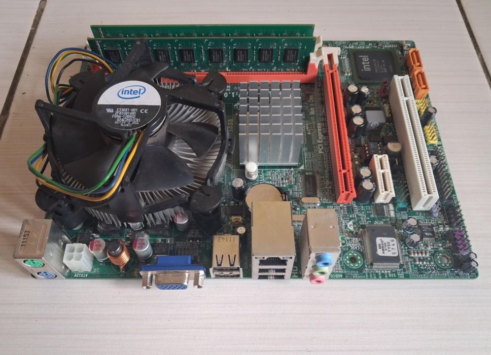 Оборудвано дъно ECS G41T-M7  Intel Core quad 8300 и Ram 4gb.