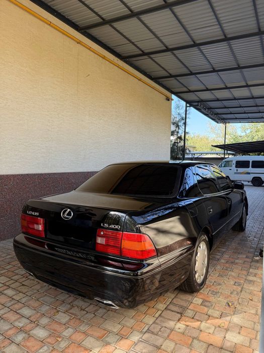 •Lexus LS 400 Бизнес-Седан•