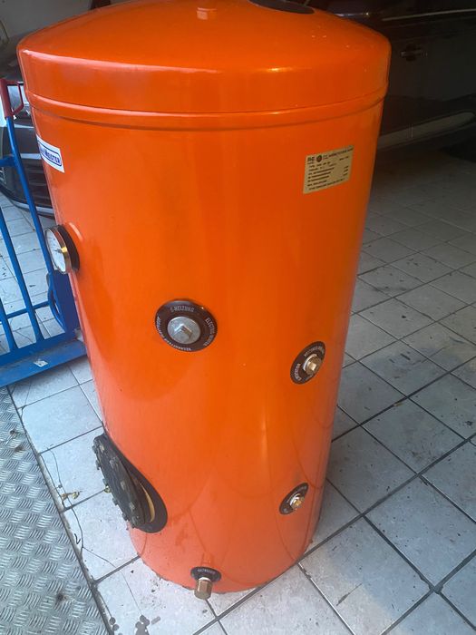 Centrală pe lemne cu plită și boiler de apă caldă