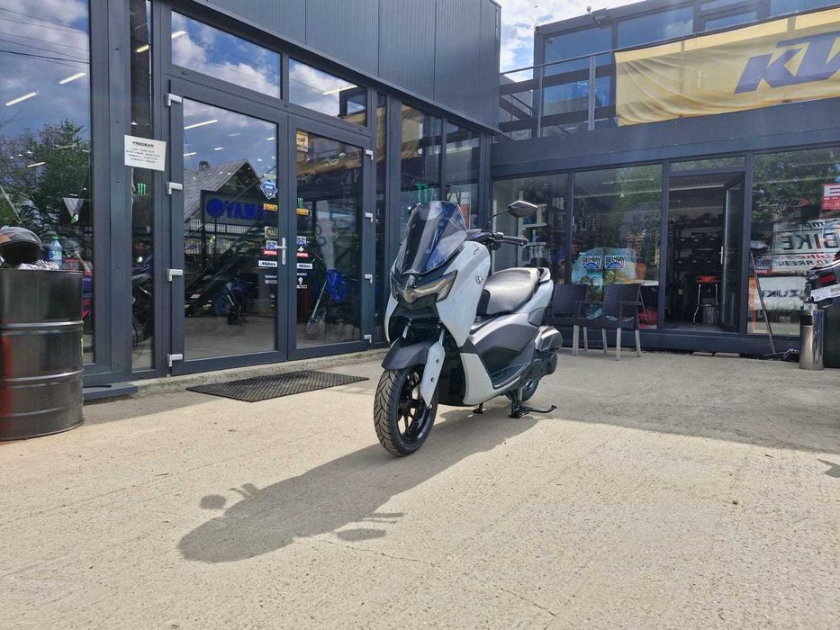 Yamaha NMax 125 Tech Max 2025-se conduce cu B-stoc EST BIKE Campina
