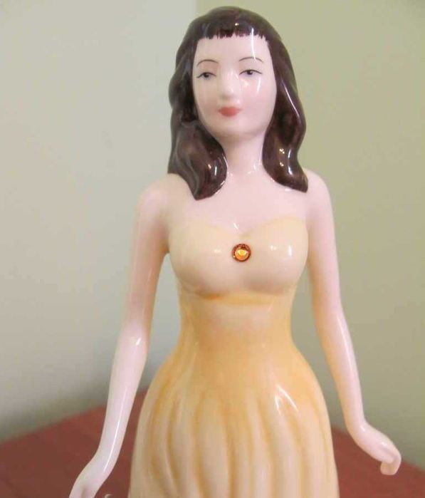 Прекрасна Фигура фин Английски Порцелан - колекционна - Royal Doulton