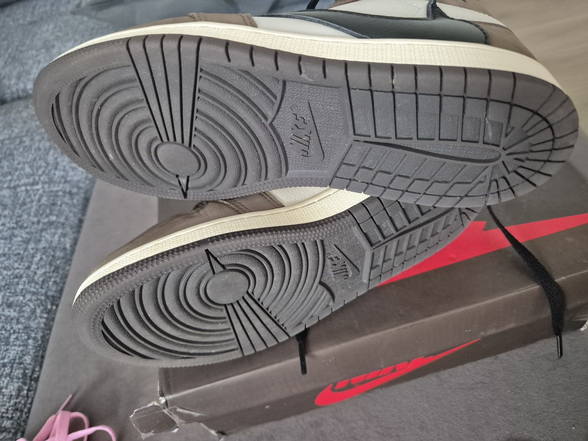 Маратонки Nike, Travis Scott