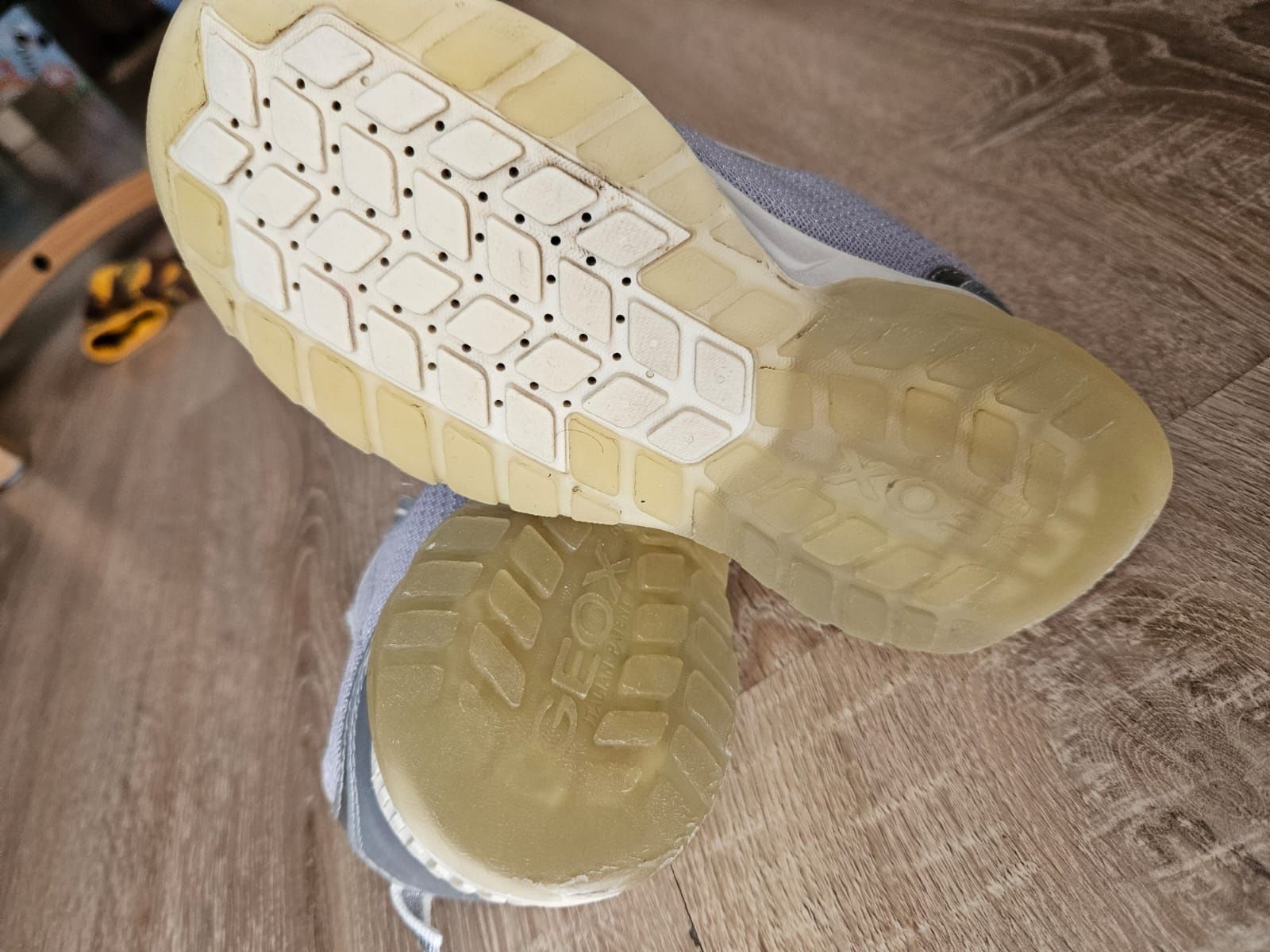 Vand papuci sneakers Geox marimea 31 cu luminite