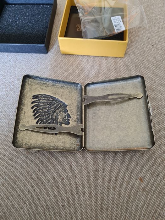 Vând tabachera metalica (bronz),  20 țigarete, 4 modele