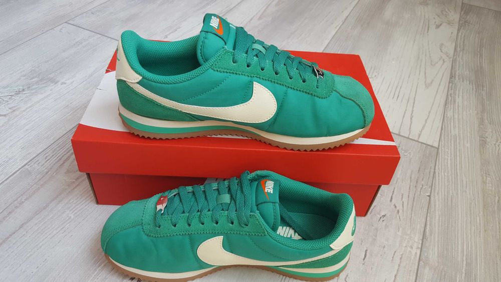 Нови зелени маратонки Nike Cortez за момиче с размер 39