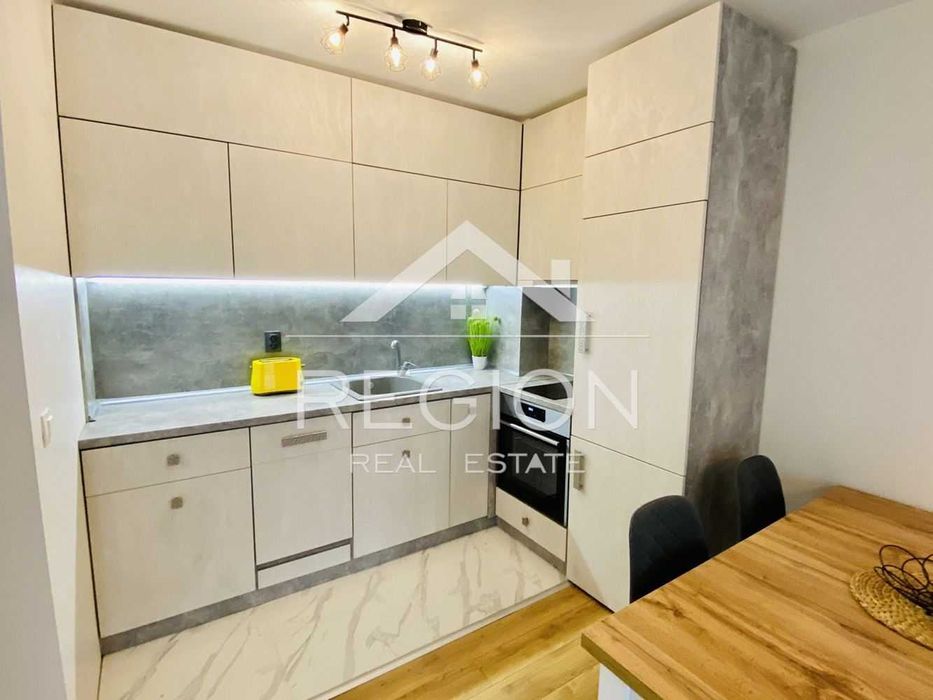 Тристаен НОВ обзаведен апартамент-Гранд мол Варна