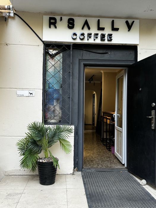 Продаётся действующая кофейня с постоянной клиентской базой!Срочно!