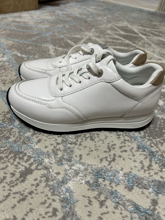 Женские кроссовки